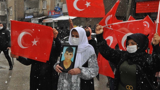 Terör mağduru ailelerin HDP önündeki eylemi sürüyor